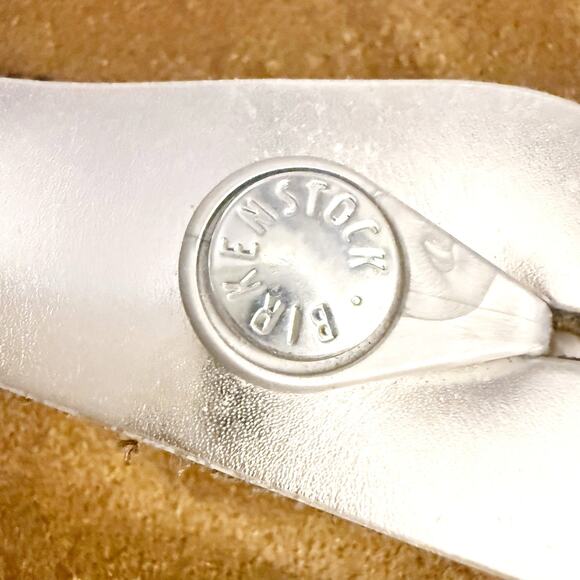 BIRKENSTOCK | Gizeh Soft Footbed Leather Metallic Silver White Sole Sandals | 36 - Picture 6 of 8